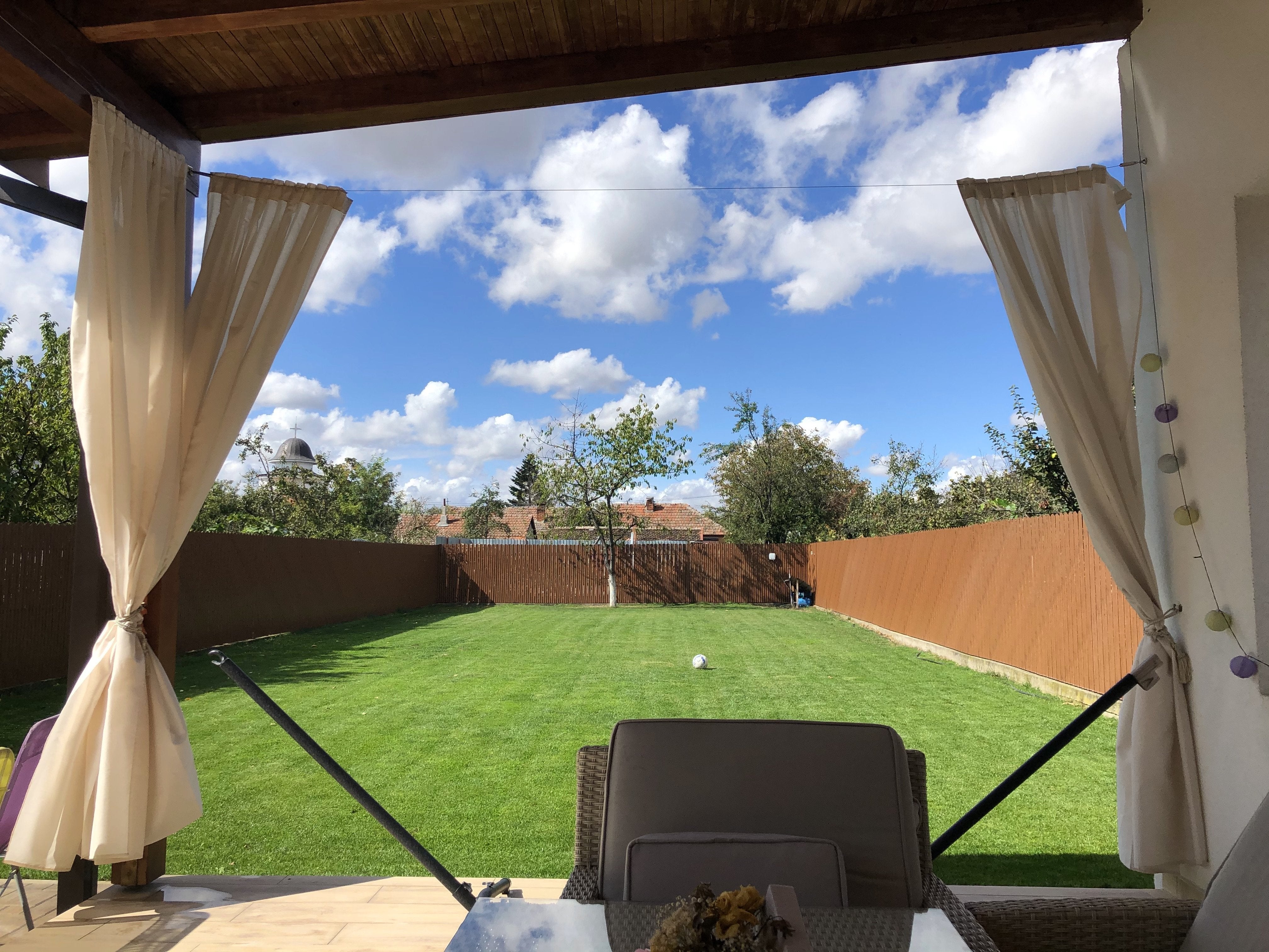 Prim-plan al modelului TISA Sipca Metalica cu finisaj de Imitație Lemn în culoare Nuc Striat, disponibil pe www.sipca.ro, fabricat de Top Profil Sistem.