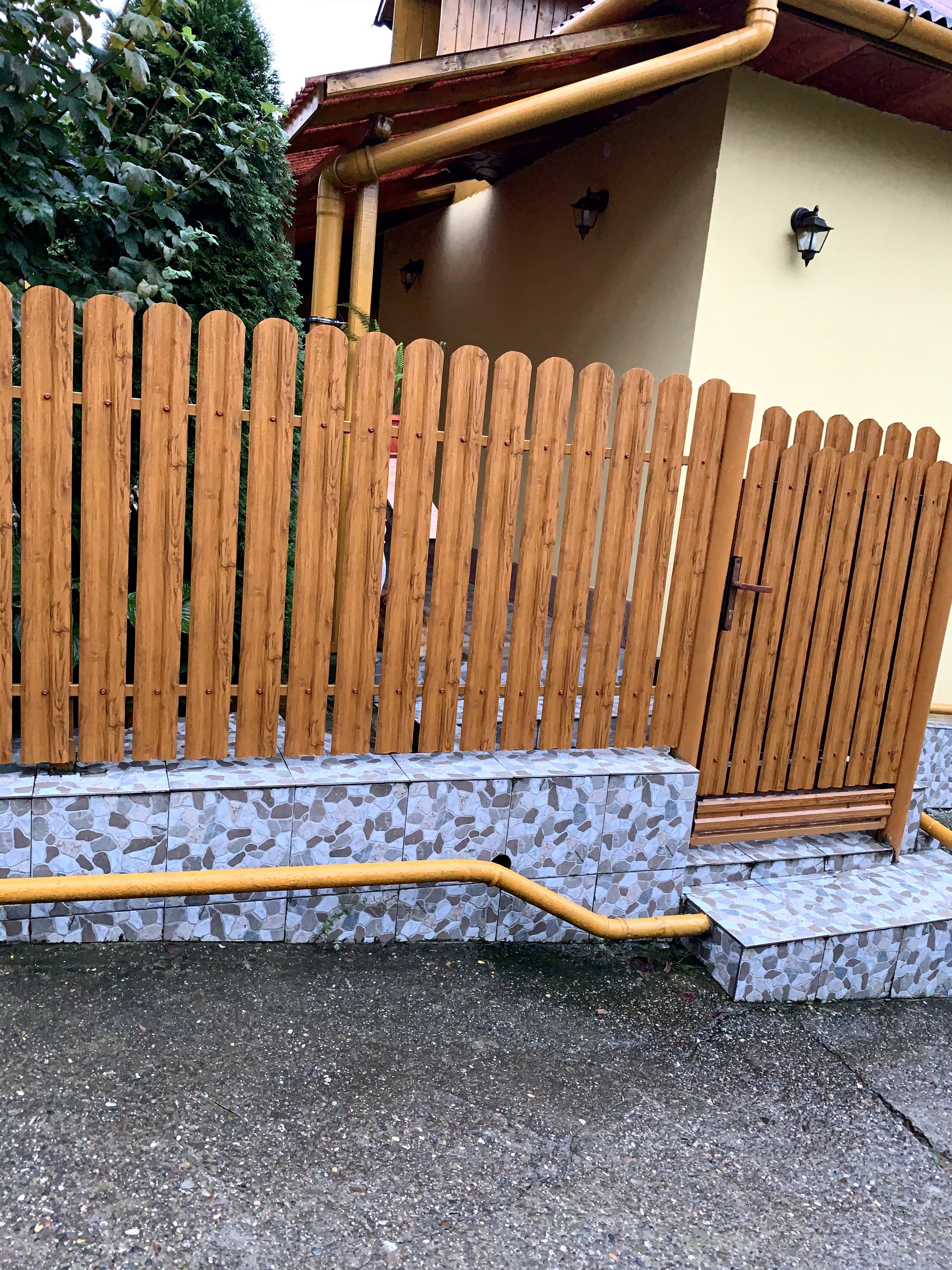 Prim-plan al modelului TISA Sipca Metalica cu finisaj de Imitație Lemn în culoare Nuc Striat, disponibil pe www.sipca.ro, fabricat de Top Profil Sistem.