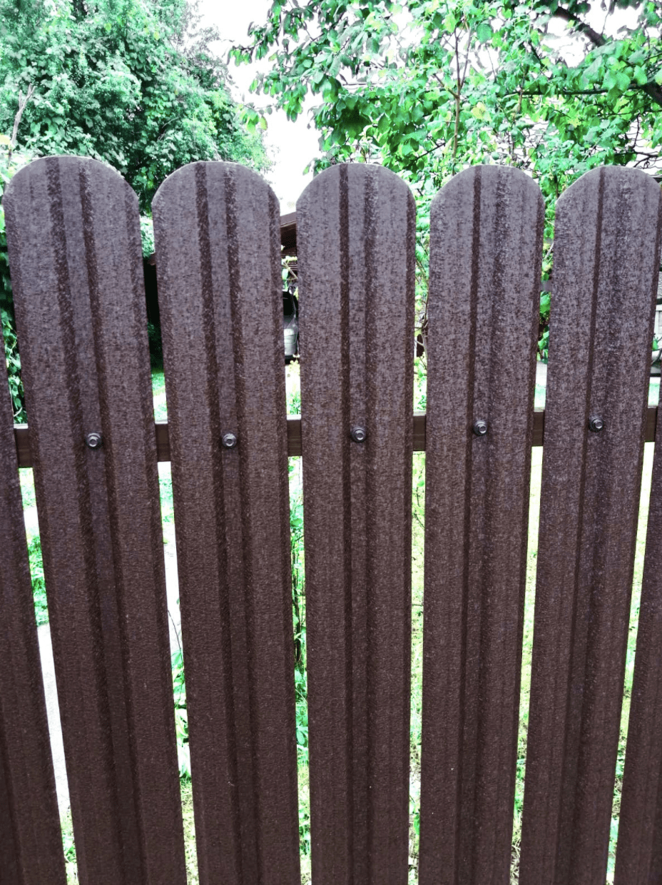 Prim-plan al modelului TISA Sipca Metalica cu finisaj de Hi-Mat în culoare Maro Caramelă, RAL 7024, disponibil pe www.sipca.ro, fabricat de Top Profil Sistem.