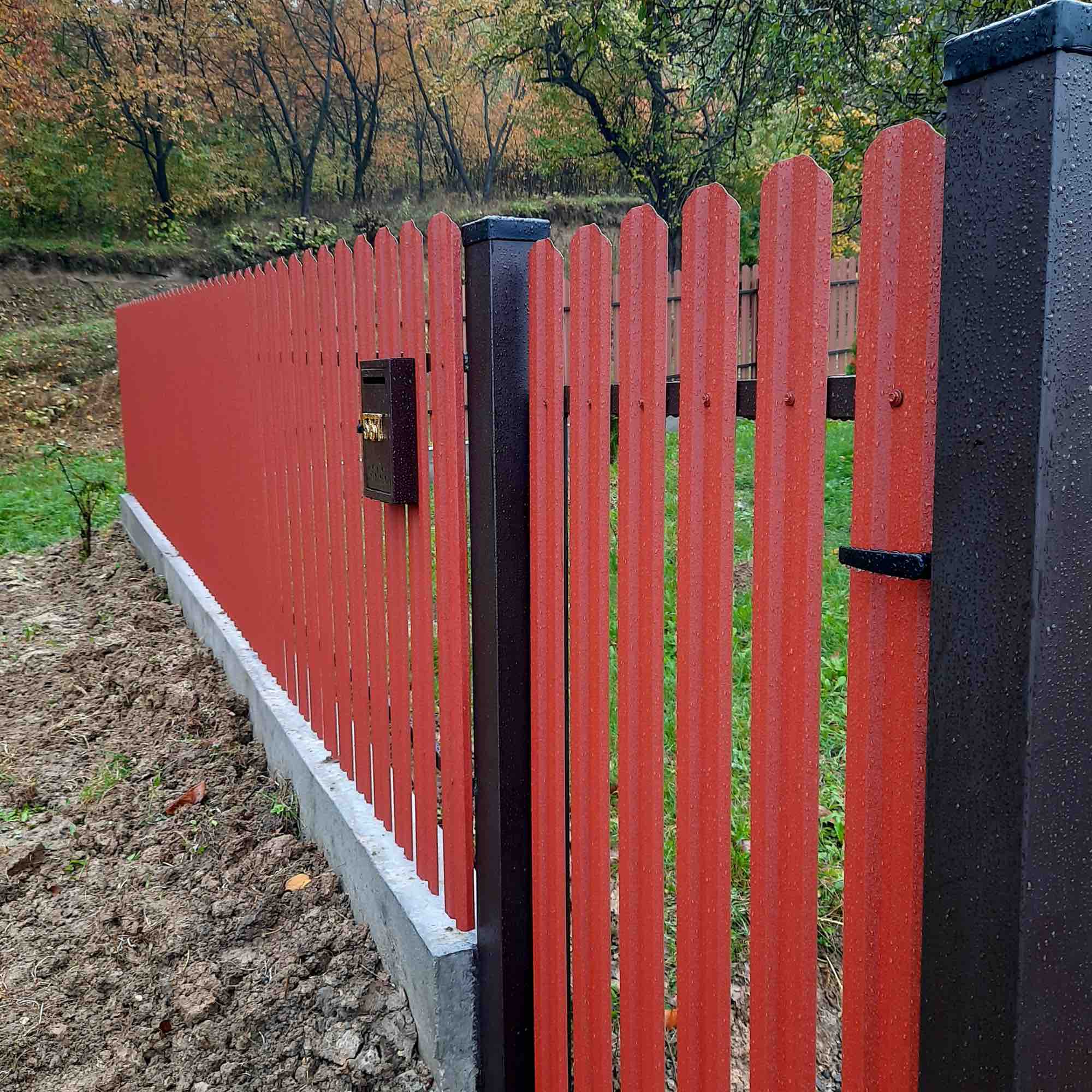 Prim-plan al modelului TISA Sipca Metalica cu finisaj de Hi-Mat în culoare Cărămidă Roșie, RAL 3009, disponibil pe www.sipca.ro, fabricat de Top Profil Sistem.