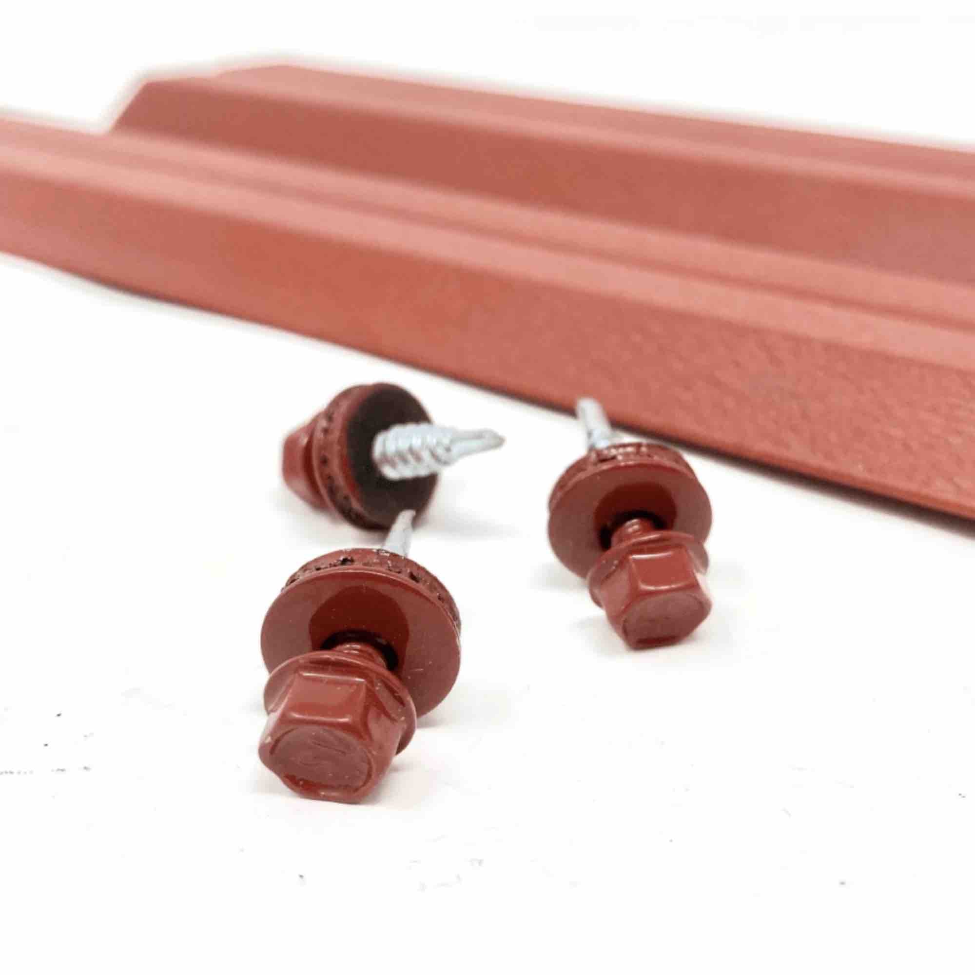 Prim-plan al modelului TISA Sipca Metalica cu finisaj de Hi-Mat în culoare Cărămidă Roșie, RAL 3009, disponibil pe www.sipca.ro, fabricat de Top Profil Sistem.