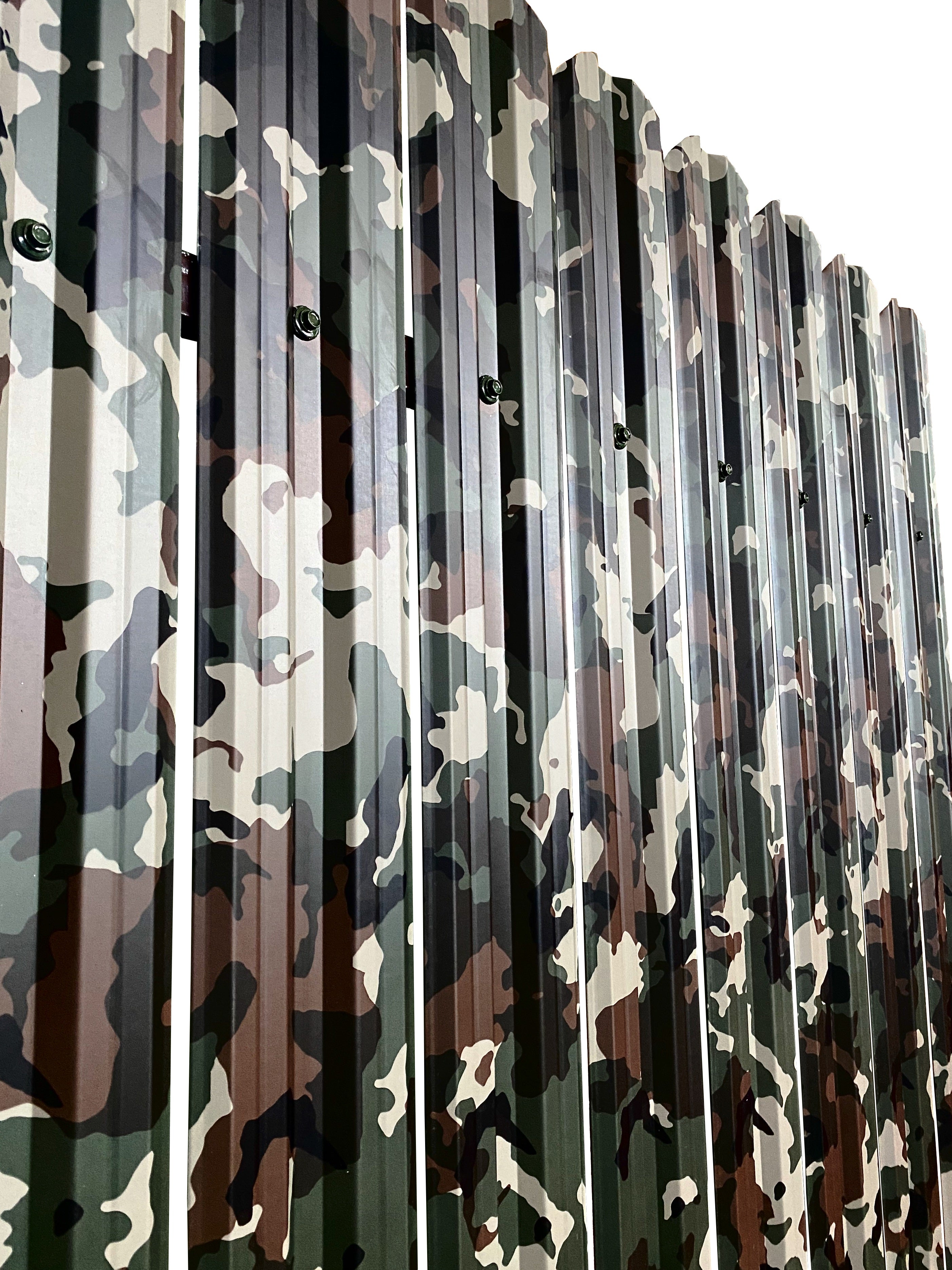 Prim-plan al modelului TISA Sipca Metalica cu finisaj de Print în culoare Camuflaj, disponibil pe www.sipca.ro, fabricat de Top Profil Sistem.