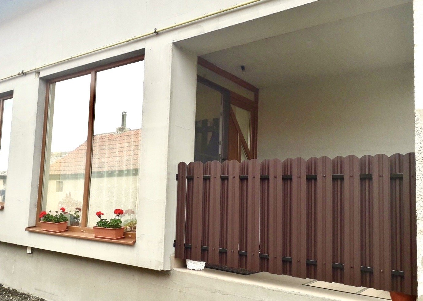 Prim-plan al modelului TISA Sipca Metalica cu finisaj de Mat în culoare Maro Ciocolata RAL 8017, disponibil pe www.sipca.ro, fabricat de Top Profil Sistem.