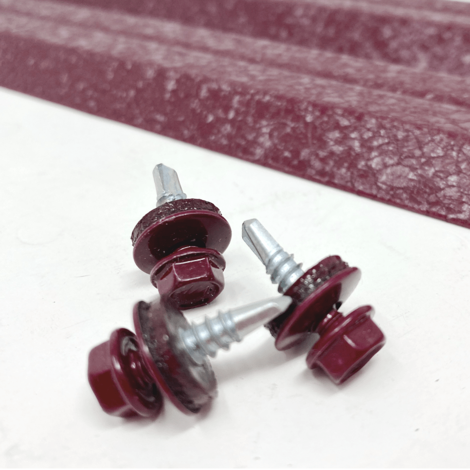 Prim-plan al modelului TISA Sipca Metalica cu finisaj de Hi-Mat în culoare Vișina, RAL 3005, disponibil pe www.sipca.ro, fabricat de Top Profil Sistem.