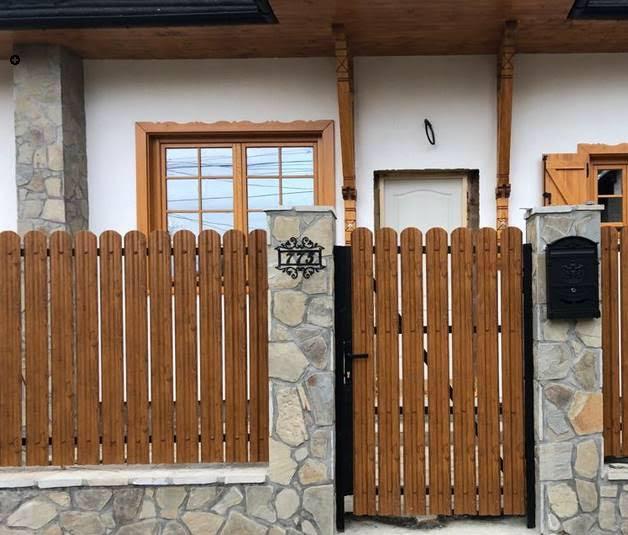 Prim-plan al modelului TISA Sipca Metalica cu finisaj de Imitație Lemn în culoare Nuc Striat, disponibil pe www.sipca.ro, fabricat de Top Profil Sistem.