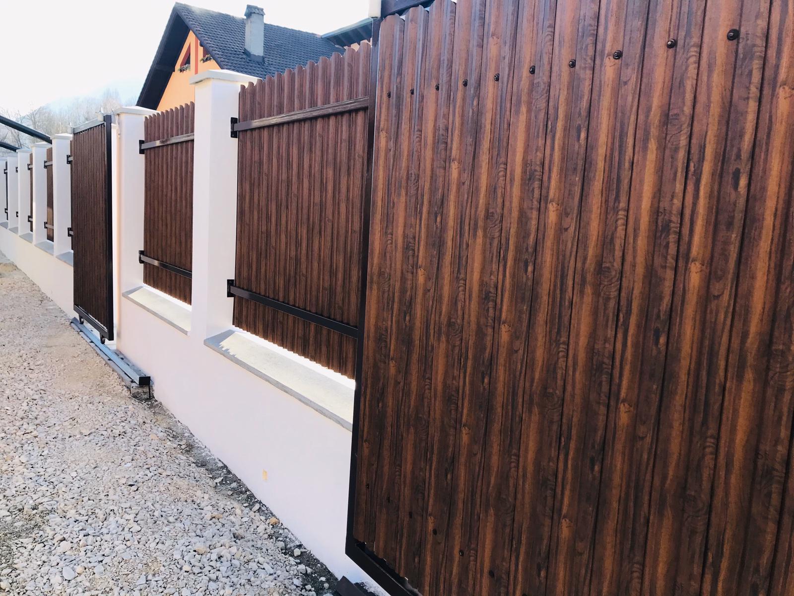 Prim-plan al modelului TISA Sipca Metalica cu finisaj de Imitație Lemn Dublu în culoare Mahon Dublu, disponibil pe www.sipca.ro, fabricat de Top Profil Sistem.