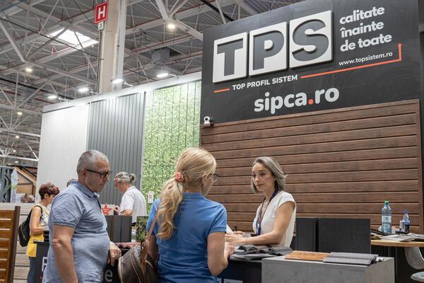 Standul TOP PROFIL SISTEM la nZEB Expo București 2026: vizitatori la recepție, sub sigla TPS și sipca.ro