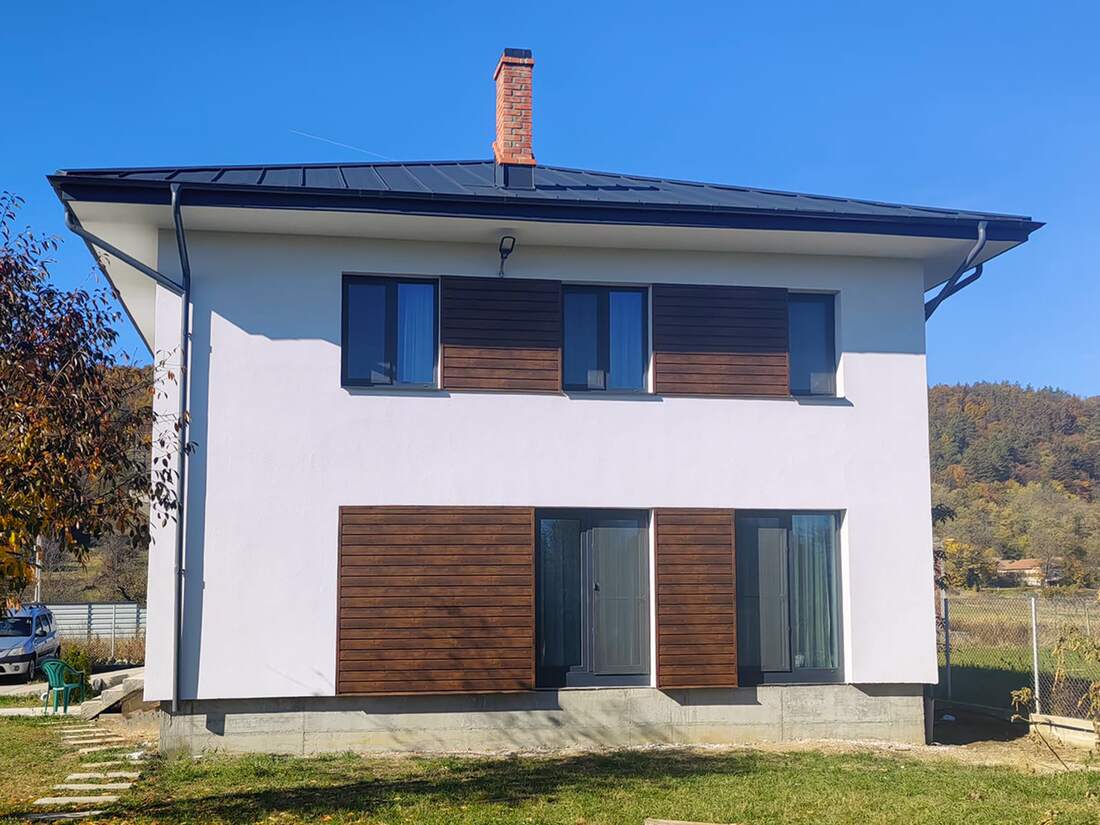 Lambriu metalic în culoarea Mahon, fotografie reală de la un client