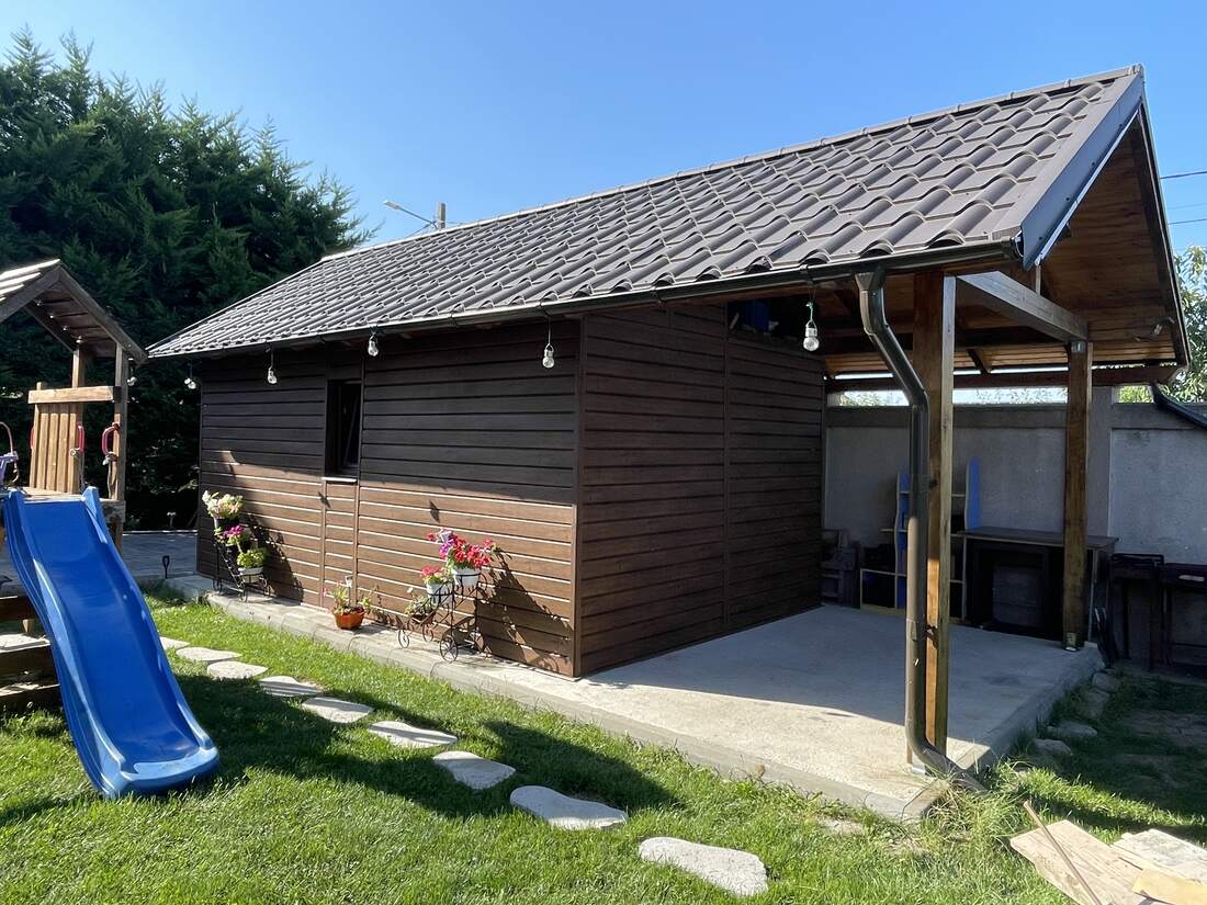Lambriu metalic în culoarea Mahon, fotografie reală de la un client