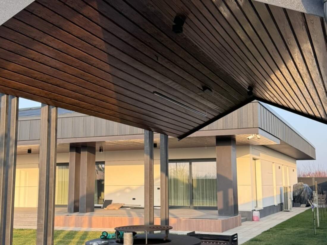Lambriu metalic în culoarea Nuc Striat, fotografie reală de la un client